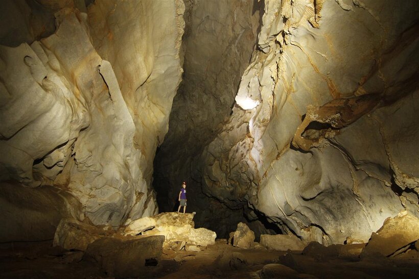 Oudomxay, Laos cave 1.jpg