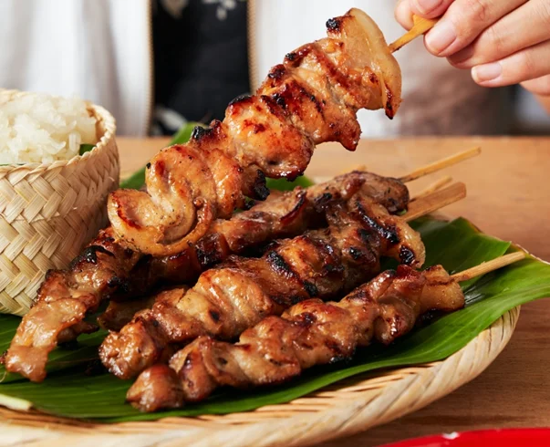 Grilled meat skewers are rich in the  same layer creamy cheese