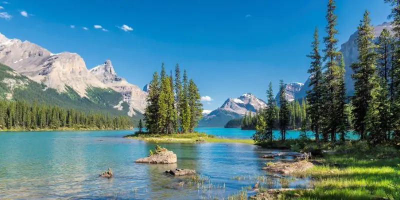 What are some affordable and safe tourist destinations in Canada (3).webp
